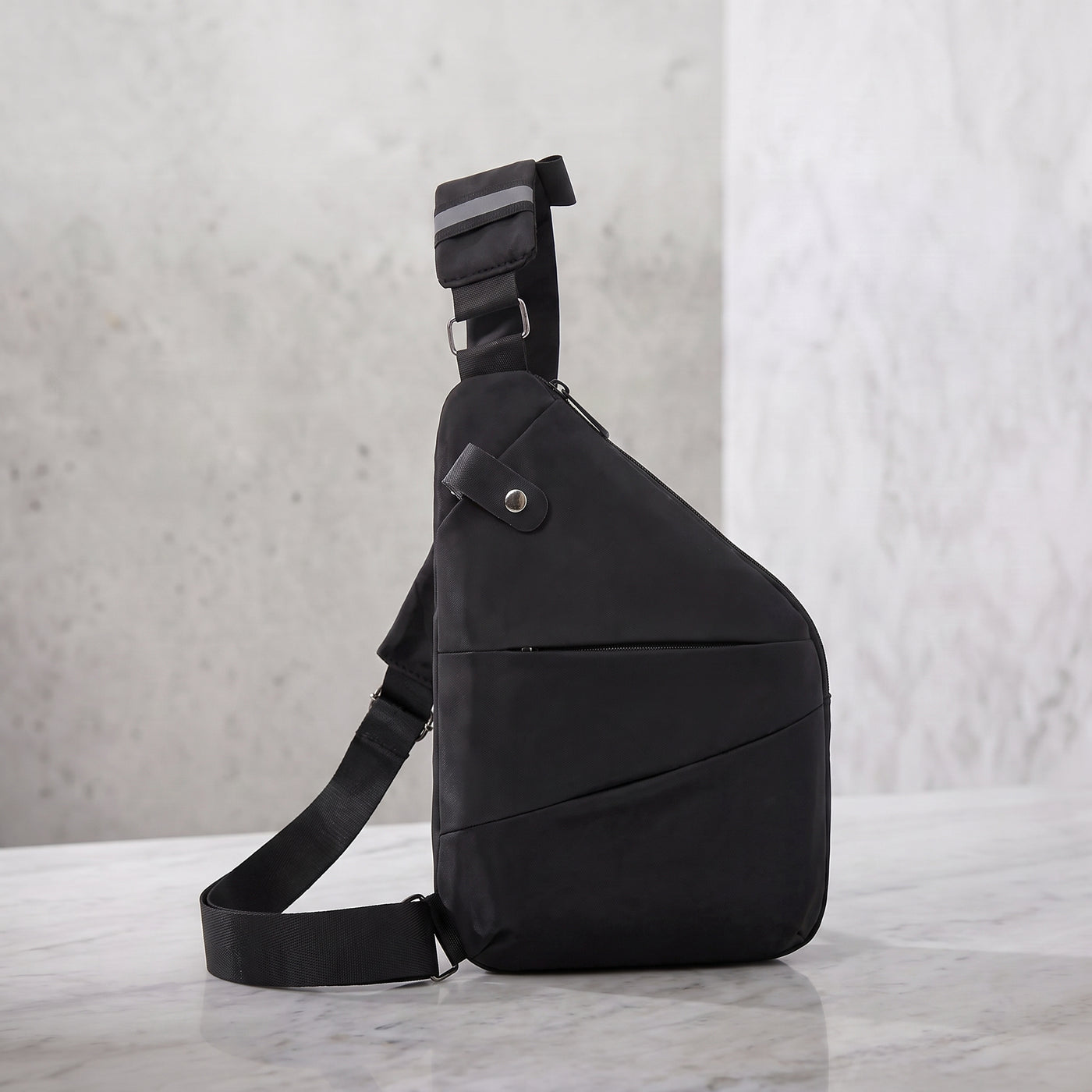 Tu mochila Vera — el bolso plano antirrobo con el que sales ligera y tranquila: llevas lo tuyo pegado al cuerpo y ni te acuerdas de que lo llevas.
