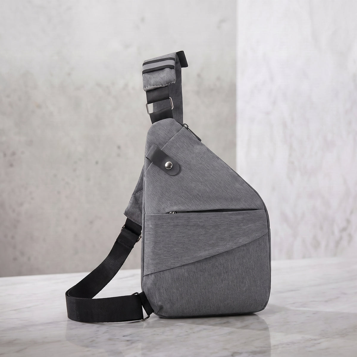 Tu mochila Vera — el bolso plano antirrobo con el que sales ligera y tranquila: llevas lo tuyo pegado al cuerpo y ni te acuerdas de que lo llevas.