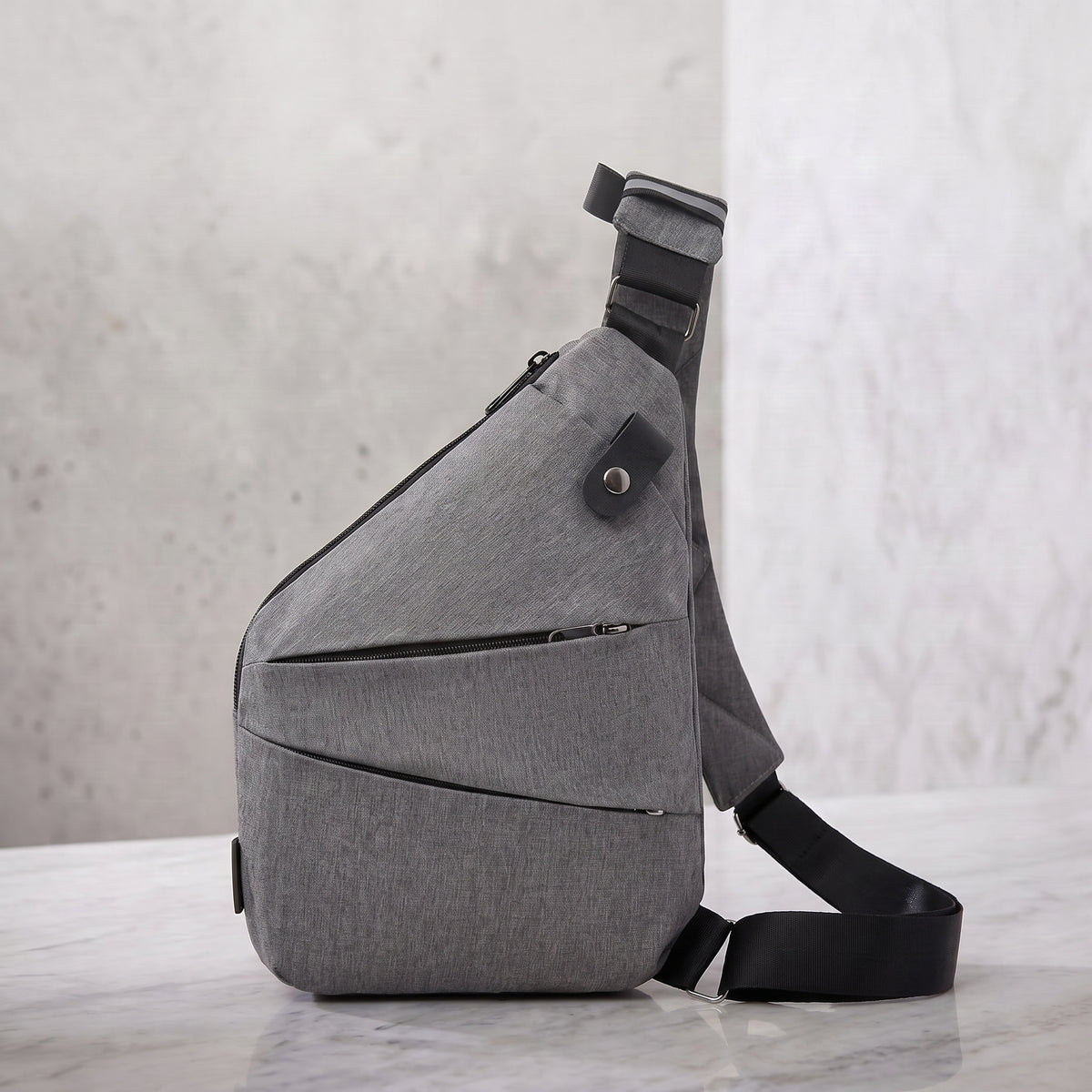 Tu mochila Vera — el bolso plano antirrobo con el que sales ligera y tranquila: llevas lo tuyo pegado al cuerpo y ni te acuerdas de que lo llevas.