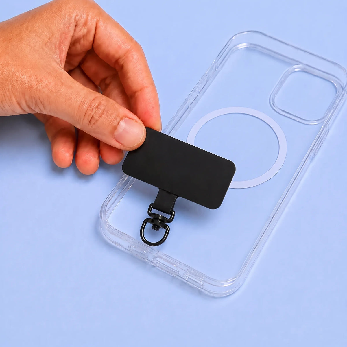 Alma Grip: mano colocando la placa universal dentro de una funda transparente